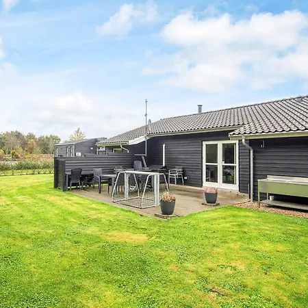 8 Person In Ansager-by Traum