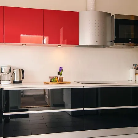 8 Person In Ansager-by Traum *