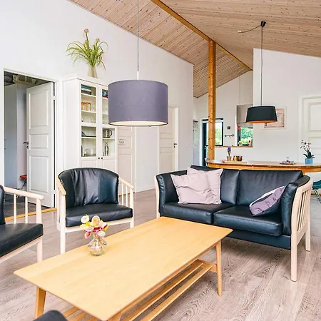 8 Person In Ansager-by Traum Ansager