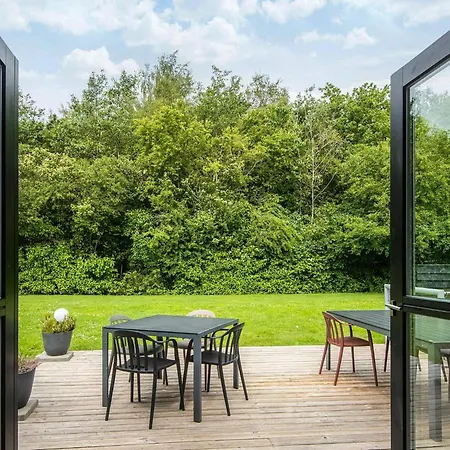 8 Person In Ansager-by Traum