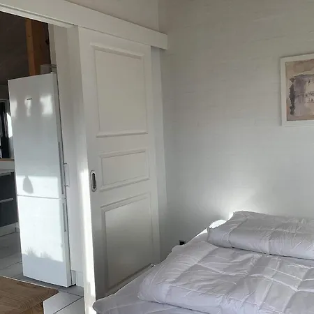 8 Person In Ansager-by Traum Ansager