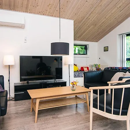 8 Person In Ansager-by Traum *