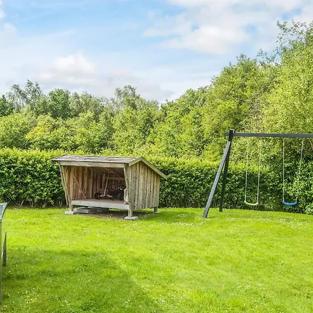 8 Person In Ansager-by Traum Ansager