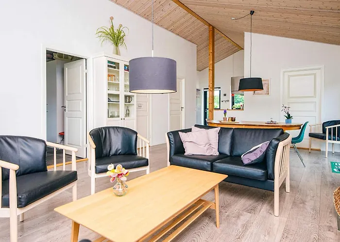 8 Person In Ansager-by Traum Ansager