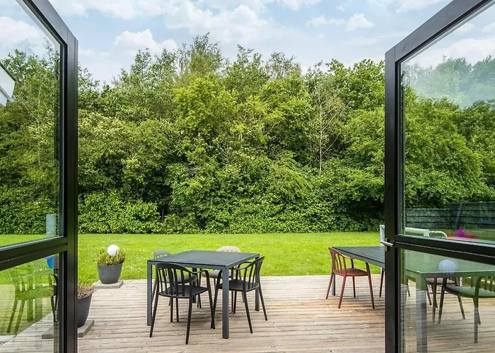 8 Person In Ansager-by Traum