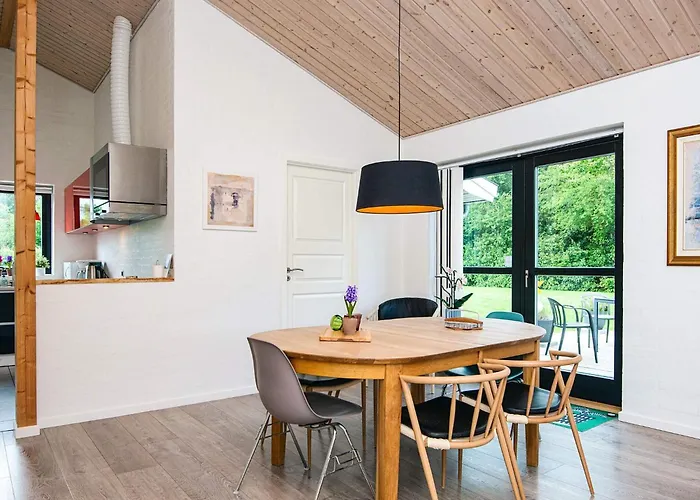 8 Person In Ansager-by Traum * Ansager