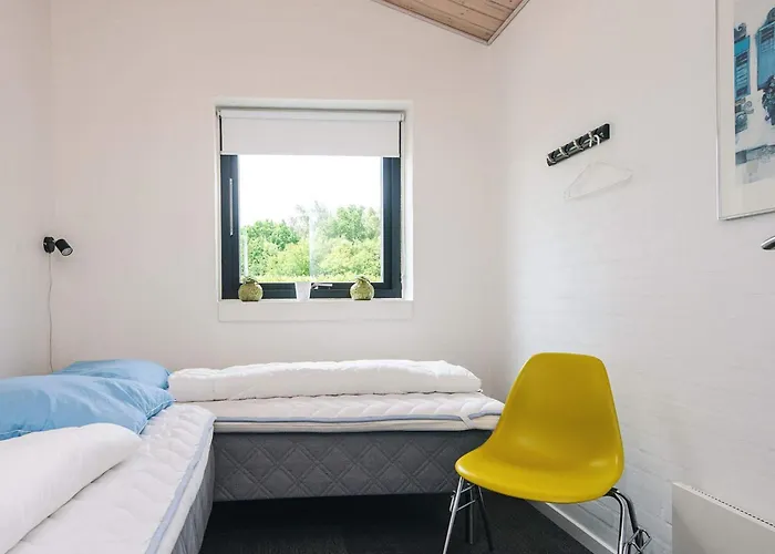 8 Person In Ansager-by Traum * Ansager