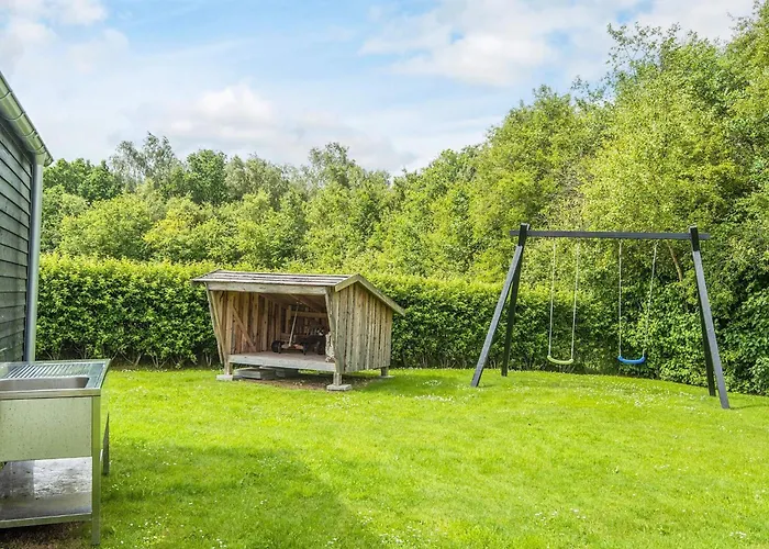 8 Person In Ansager-by Traum Ansager