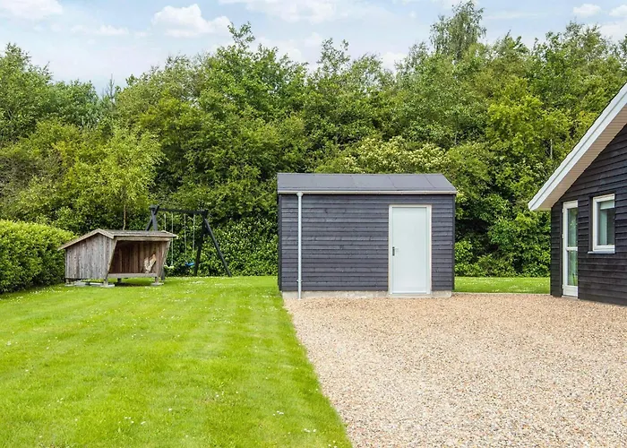 8 Person In Ansager-by Traum * Ansager